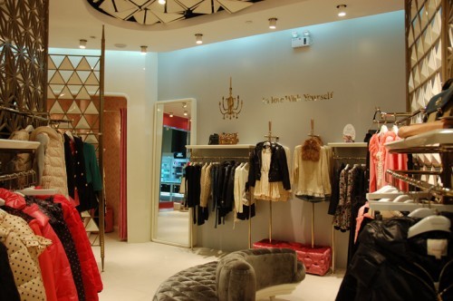 曼娅奴女装店铺展示