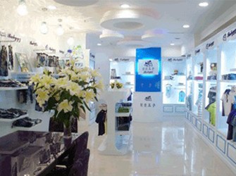 贝贝玉子童装店铺展示