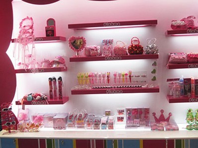 粉美儿童装店铺展示