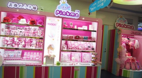 粉美儿童装店铺展示