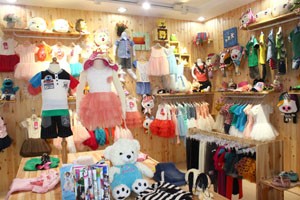 快乐61童装店铺展示