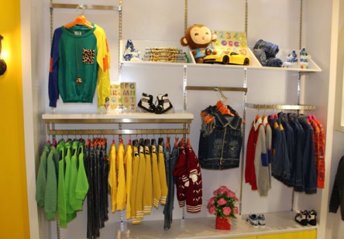 Q娃娃童装店铺展示