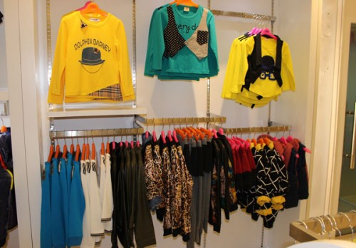 Q娃娃童装店铺展示