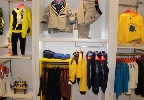 Q娃娃童装店铺展示