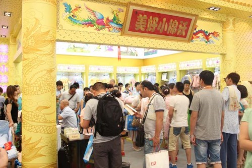 美好小棉袄童装店铺展示