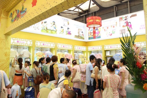 美好小棉袄童装店铺展示