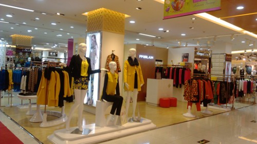 翩翩女孩女装店铺形象