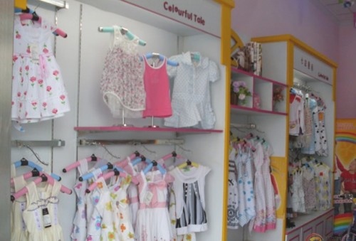 七彩童话童装店铺展示