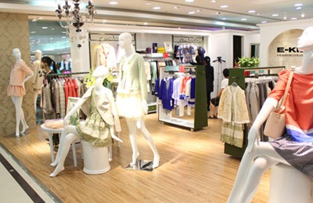 衣之吻女装店铺展示