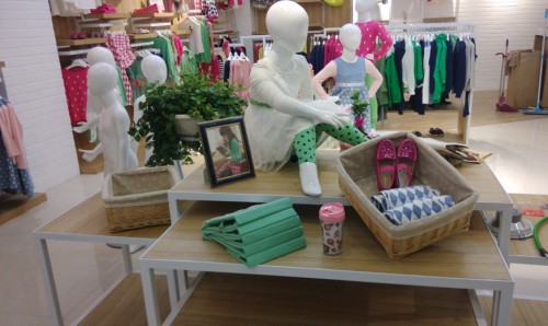 海贝童装店铺展示