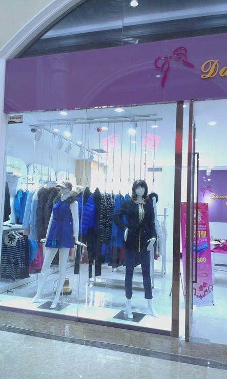 丹时力女装店铺展示