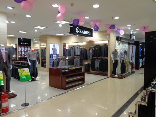 卡度尼男装店铺展示