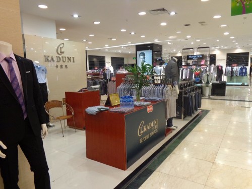 卡度尼男装店铺展示