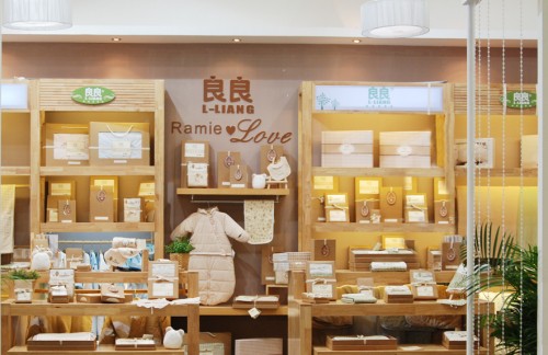 良良童装店铺展示