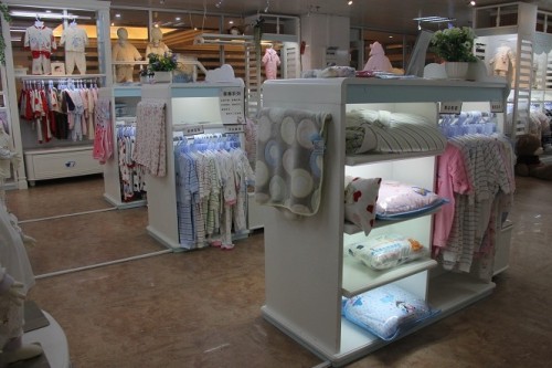 雅培童装店铺展示