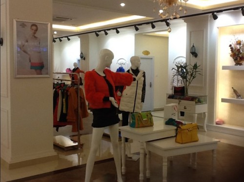 哥姊虞女装店铺展示