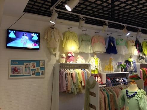 七彩魔鱼童装店铺展示