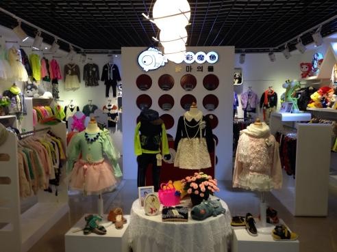七彩魔鱼童装店铺展示
