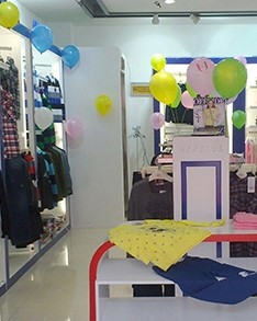 迪尼巴拉 童装店铺展示