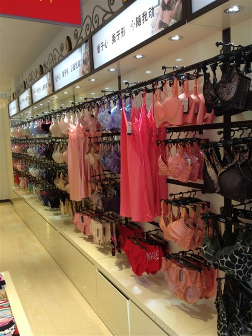 莱卡维雅内衣店铺展示
