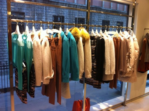 雅轩菲格女装店铺展示