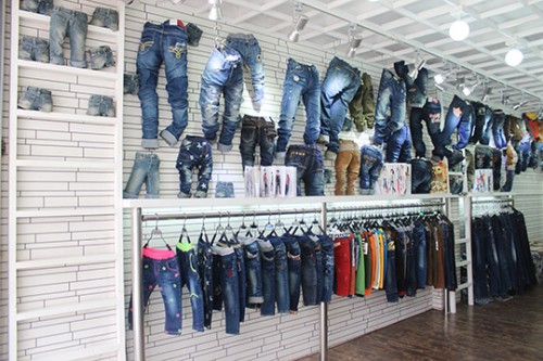 採雨同乐童装店铺形象