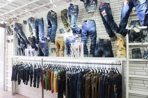 採雨同乐童装店铺形象