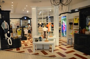 小百亨童装店铺形象