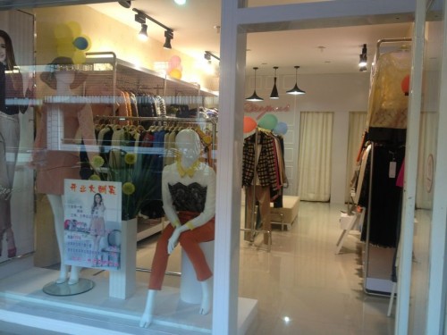 艾莜女装店铺展示