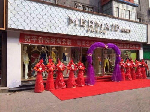 魔美名作女装店铺展示