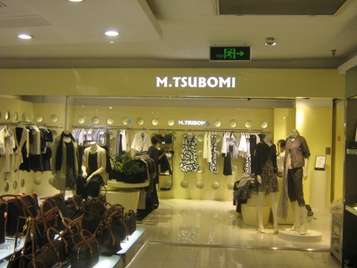 子苞米 女装店铺展示