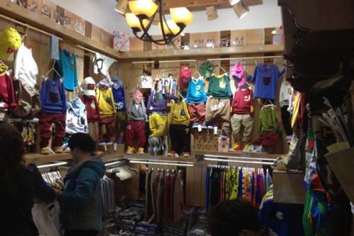 蚯蚓物童装店铺展示