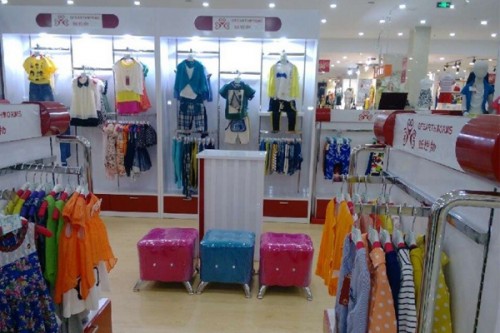 蚯蚓物童装店铺展示