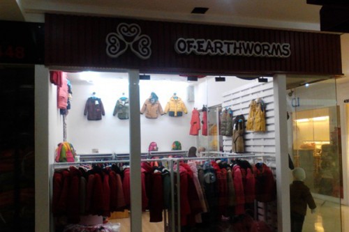 蚯蚓物童装店铺展示