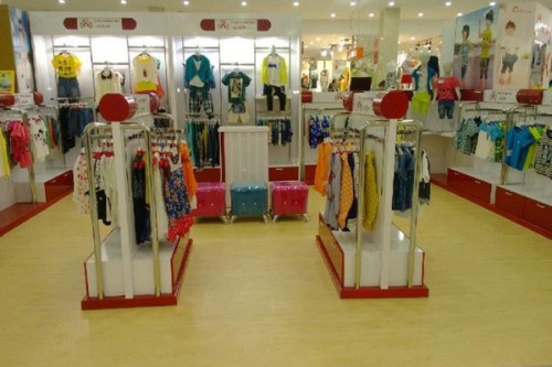 蚯蚓物童装店铺展示