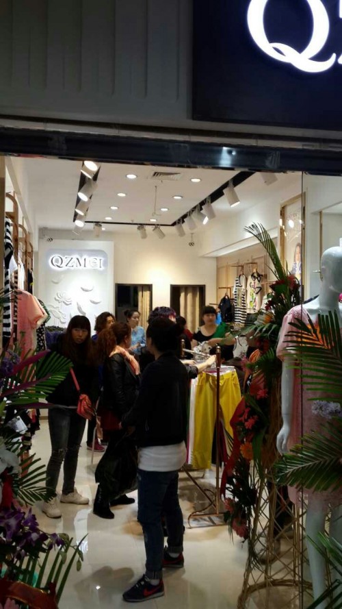 芊之美女装店铺展示