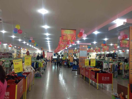 大小孩童装店铺展示