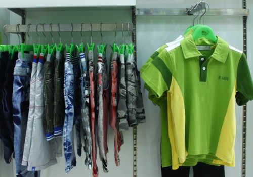 木木雨雨童装店铺展示