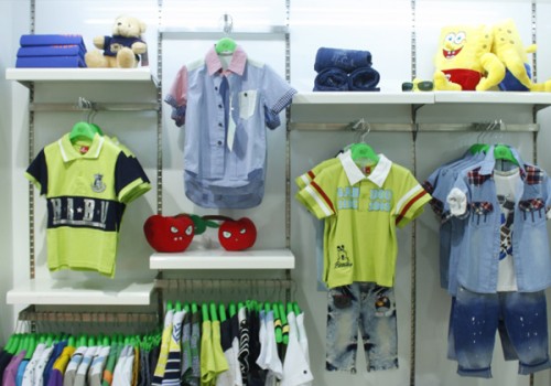 木木雨雨童装店铺展示