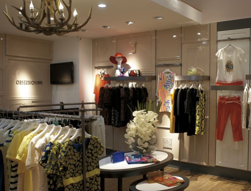 施舜女装店铺展示