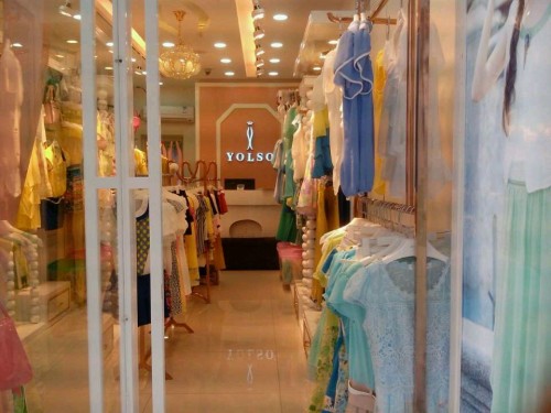 依然秀女装店铺展示