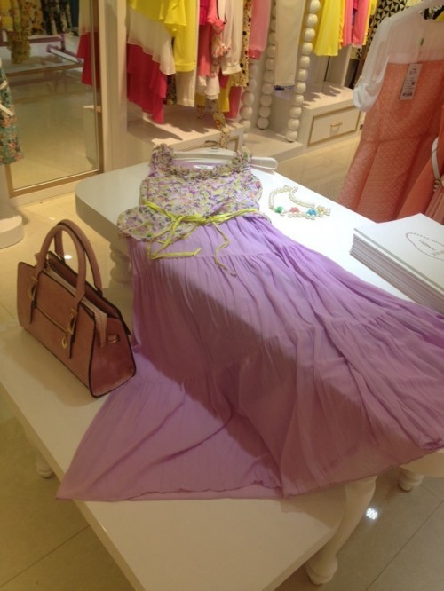 依然秀女装店铺展示