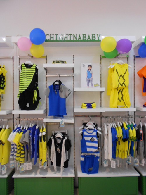 中阁娃娃童装店铺形象