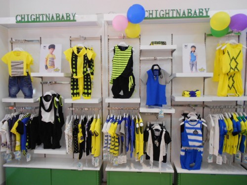 中阁娃娃童装店铺形象