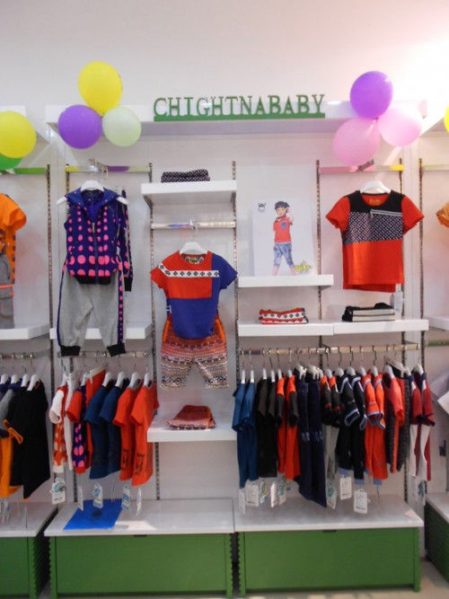 中阁娃娃童装店铺形象