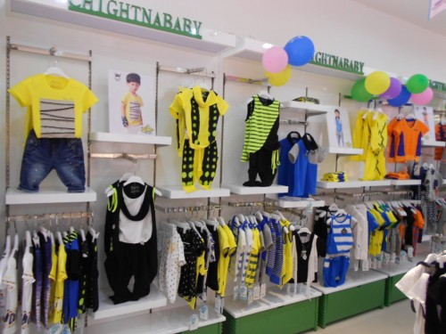 中阁娃娃童装店铺形象