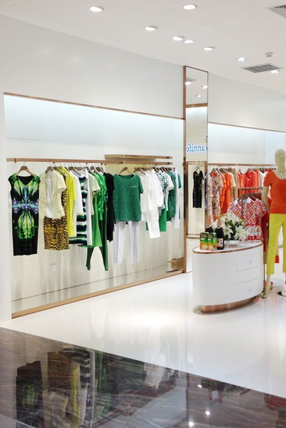 瓒妮佛女装店铺展示