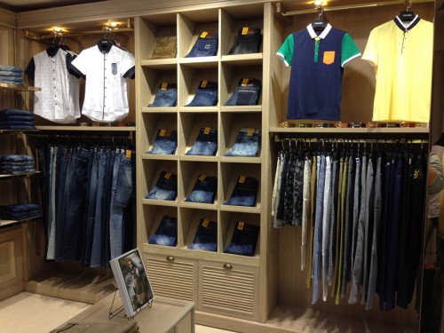 李蕾斯男装店铺展示