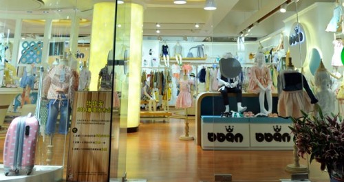 比比安童装店铺展示