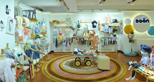 比比安童装店铺展示